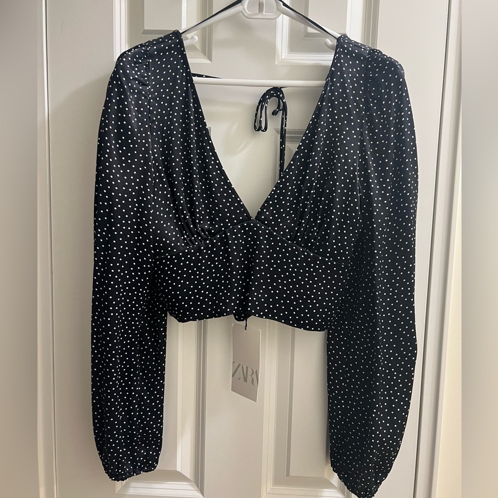 NWT Zara long sleeve crop top. Size medium. Polka dot detail. Side zipper